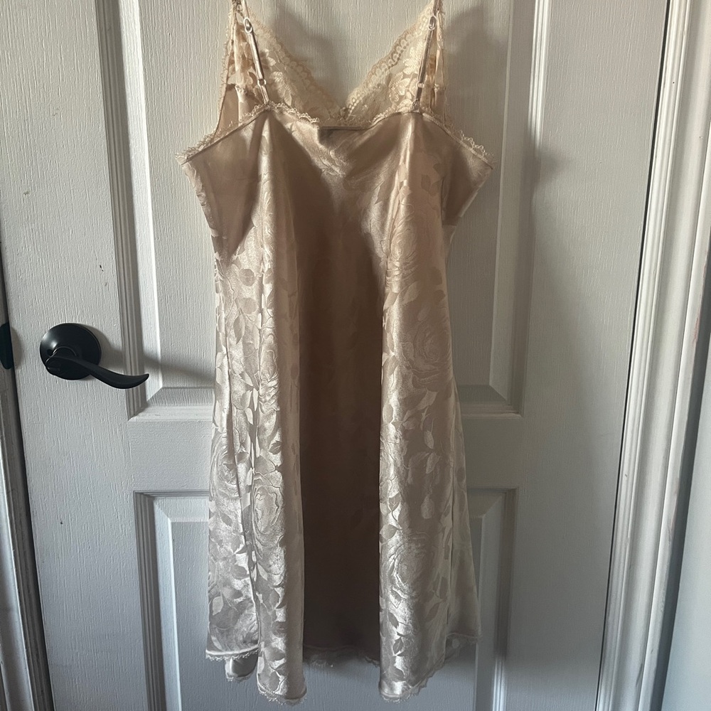 CREAMY LACE SLIP DRESS